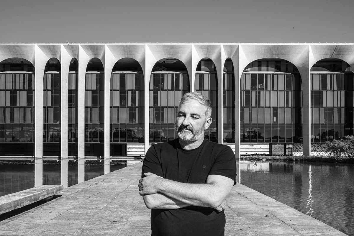 BRASILIA 65, GEOMETRÍA COREOGRAFIADA  POR EL  ARTISTA  JUAN CARLOS VEGA